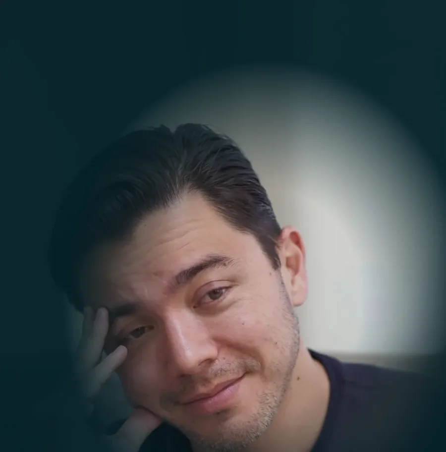 Dr. Winston Ueda ouvindo, com a cabeça apoiada na mão e um meio sorriso.